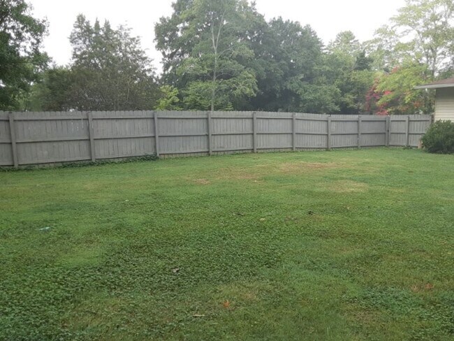 Building Photo - Hard to Find Rancher in Oak Ridge with 2 car garage