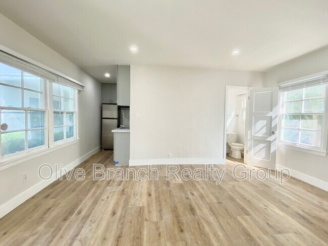 Building Photo - 14532 Dickens St