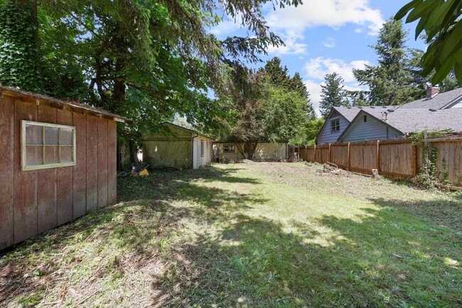 Building Photo - MOVE IN READY! A/C home with 2 bed, 1 bath...