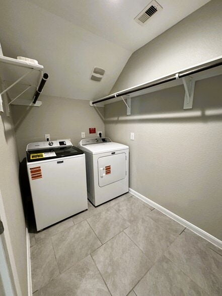 Building Photo - 615 Calm Ct