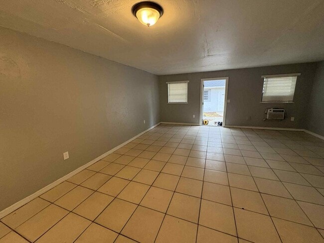 Building Photo - 221/223/225/227 Maria Street