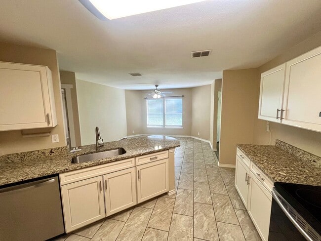 Building Photo - 3/2/2 Single Story Hidden Gem ~ Conveniently Located to RAFB, SAMMC & shopping ~ Move in Ready!