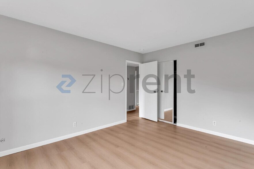 Building Photo - Unit 5