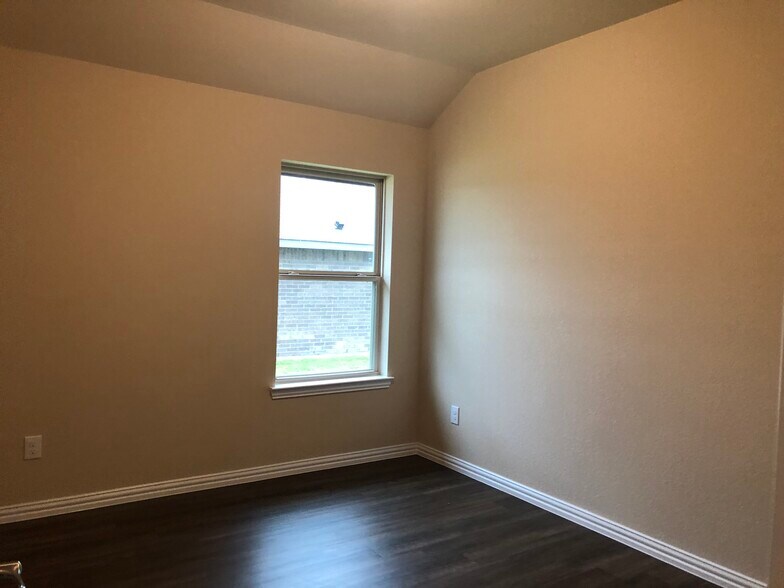 Building Photo - 530 Meadowlake Dr