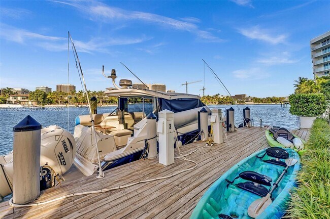 Building Photo - 9901 E Bay Harbor Dr