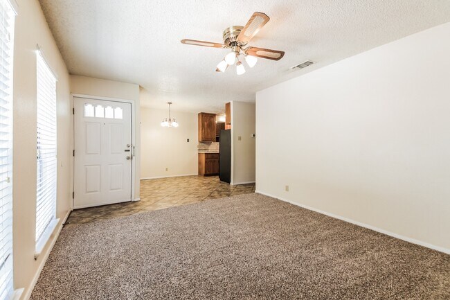 Building Photo - Charming 2BR/1BA Sherman Townhome with Private Fenced Backyard – Move-In Ready