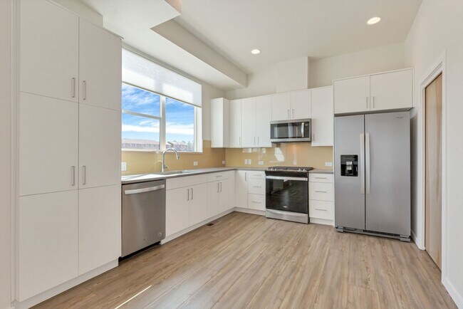 Building Photo - Modern 2BR Lafayette Home | Finished Basement, Garage & Quartz Kitchen