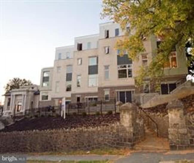 Building Photo - Manayunk Townhome with 2 Car Parking