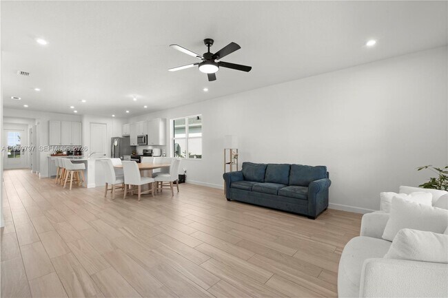 Building Photo - 13461 SW Bally Dr