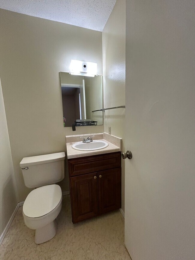 Building Photo - 2209 S Hartford Cove