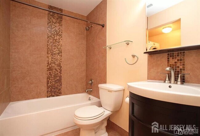 Building Photo - 818 Ravens Crest Dr