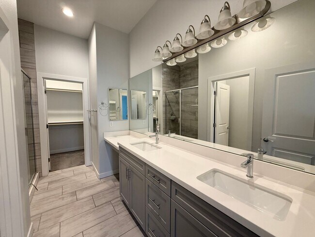 Building Photo - 3/BD 2.5/BA Sleek Townhome with High Ceili...