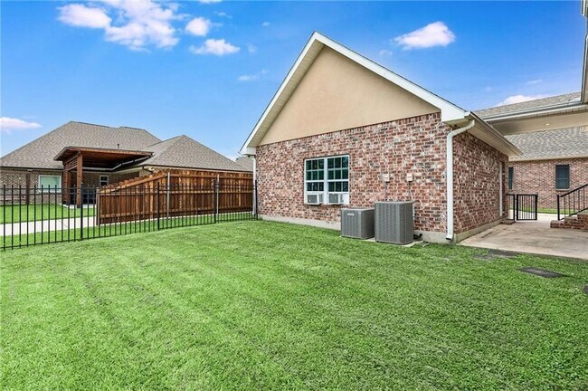 Building Photo - 304 Mistletoe Dr