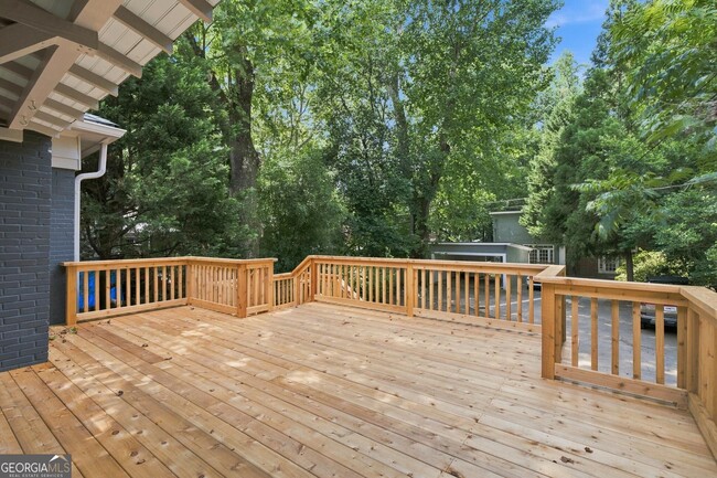 Building Photo - 884 Vedado Way NE