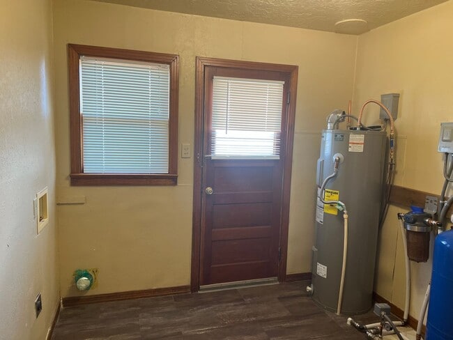 Building Photo - Country Living Home