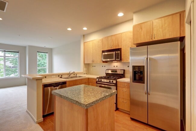 Building Photo - Lovely 2BR 1.75BA Issaquah Town Home, Perf...