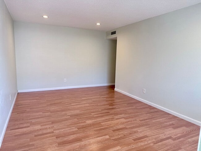Building Photo - 5803 Woodleigh Dr