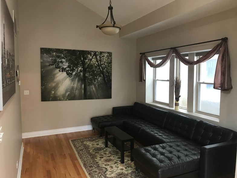 Family room - 4545 Lawndale Ave