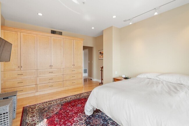 Building Photo - 197 8th St