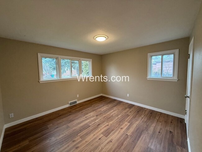 Building Photo - Cute Three Bedroom Home