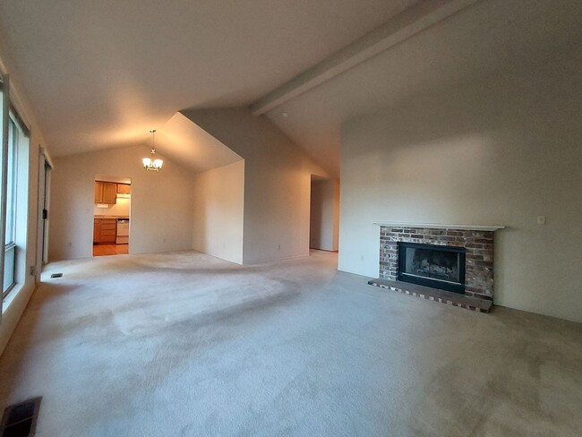 Building Photo - Federal Way Rambler featuring vaulted ceil...