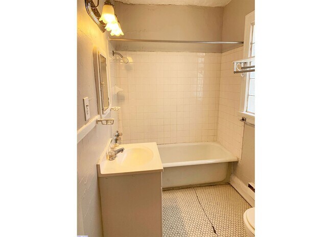 Building Photo - 415 Probasco St