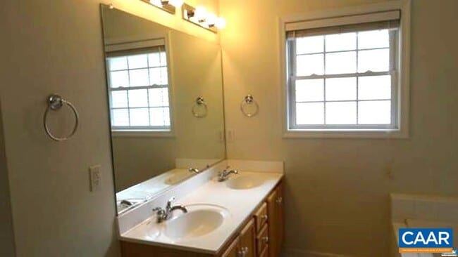 Building Photo - 140 Burnet St