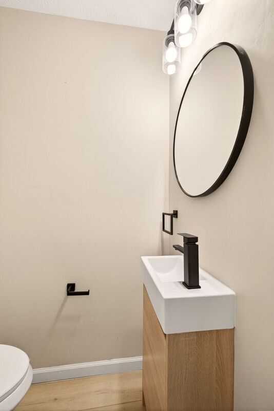 Building Photo - 14 Elm St