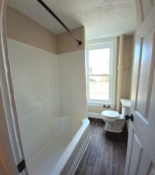 Building Photo - 4 Bedroom 1.5 Bathroom in York!