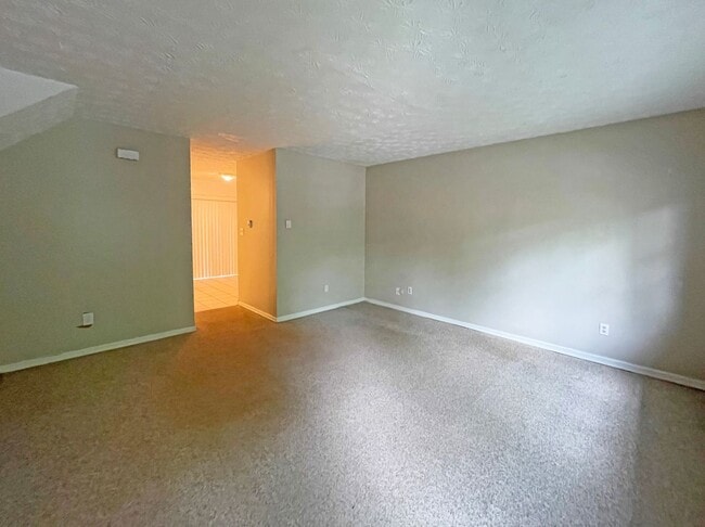 Building Photo - SPACIOUS TOWNHOME near Downtown! Washer/Dryer Included; Off-Street Parking