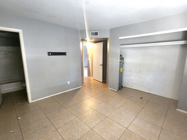 Building Photo - 2 bed 2 bath condo