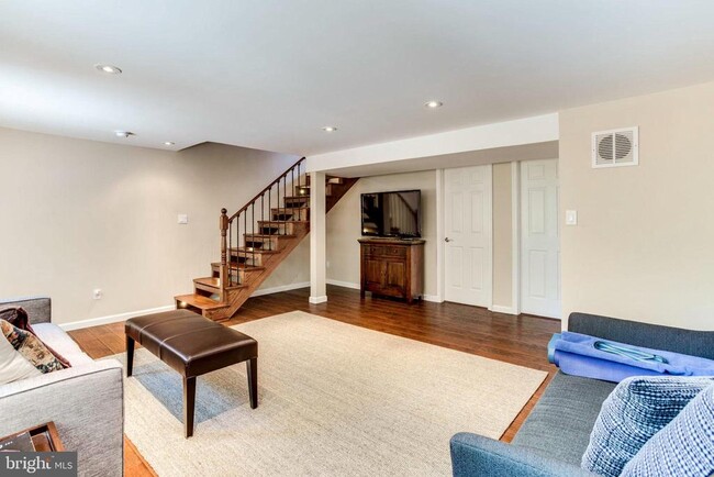 Building Photo - 258 Burgess Ave