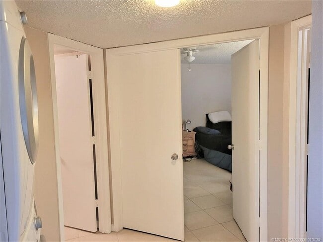 Building Photo - 1526 SE Royal Green Cir