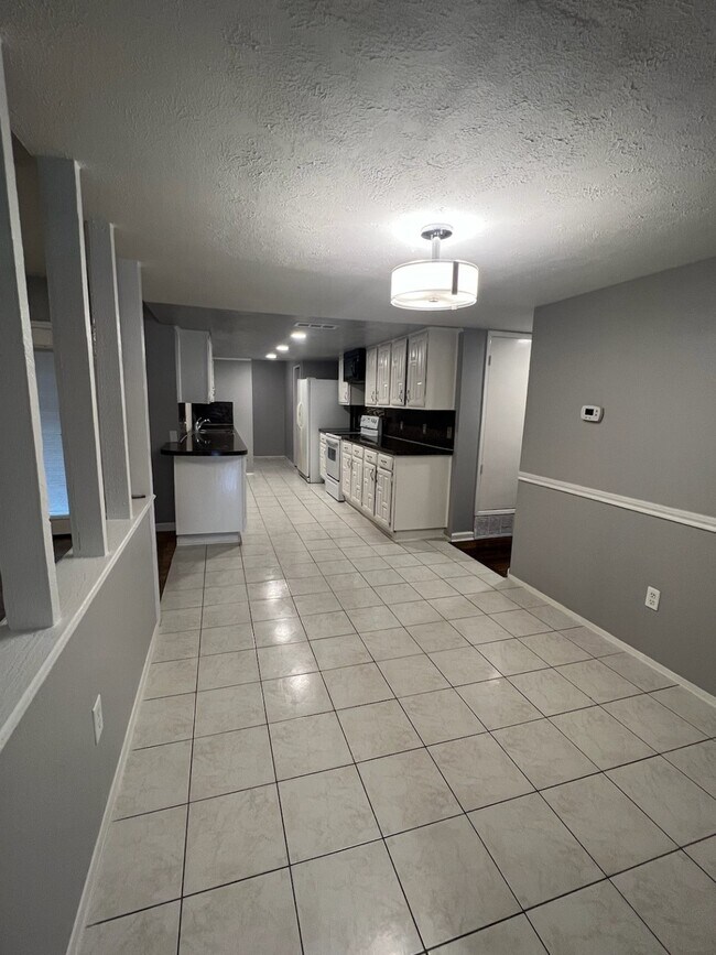 Building Photo - 8103 Edgebrook Forest Ct