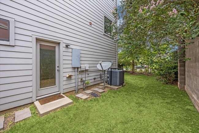 Building Photo - 3212 N MacGregor Way