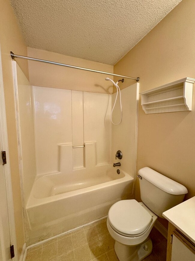 Building Photo - Adorable Duplex- End Unit on Cul-de-Sac