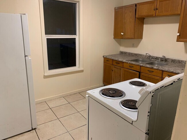 Building Photo - 2 bedroom house in Midtown accross the street from Denton Park!