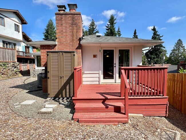 Building Photo - Maple Leaf Home