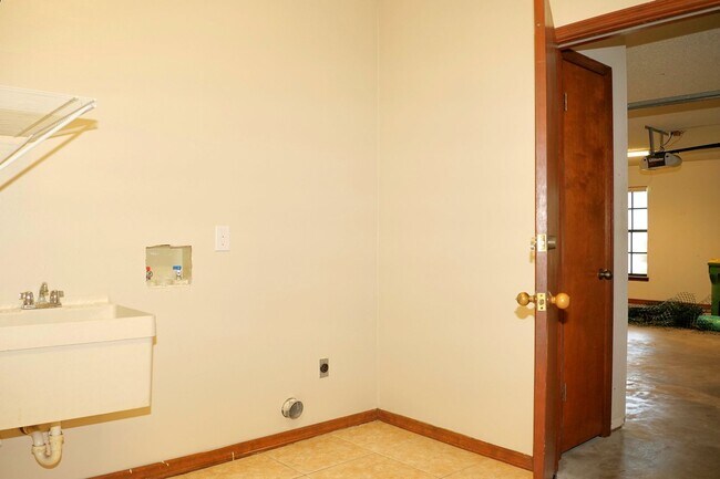 Building Photo - Spacious 3/2 Single family home in Belle Isle