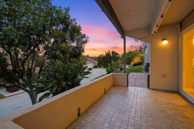 Building Photo - $3,200 - Charming 2-Bedroom + Optional 3rd Bedroom/Office Condo in Desirable Oaks North 55+ Commu...