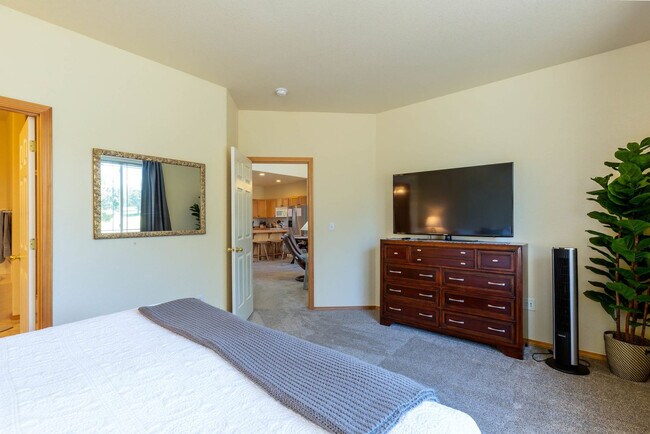 Building Photo - 951 Golden Pheasant Dr