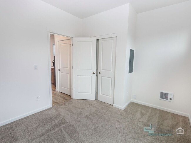 Building Photo - Bright 2-Bedroom, 2.5-Bathroom Home in Hillsboro