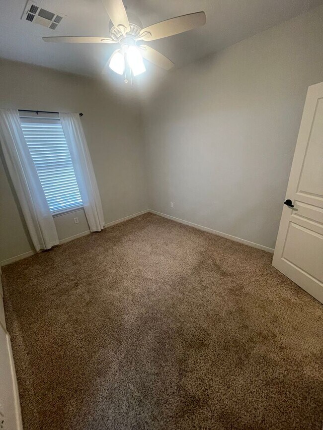 Building Photo - Gorgeous 4 bedroom/3 bathroom home located...