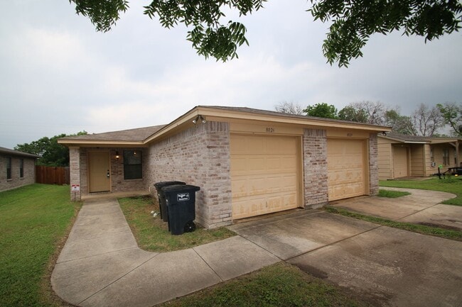 Building Photo - 8024-8026 W Elizabeth Ln