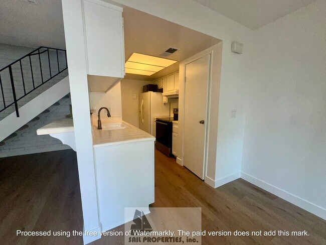 Building Photo - Welcome to this charming two-story home located in the vibrant Huntington Beach