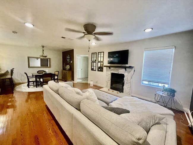 Building Photo - Beautiful Fully Furnished 2 bedroom 2 bath condo for rent!