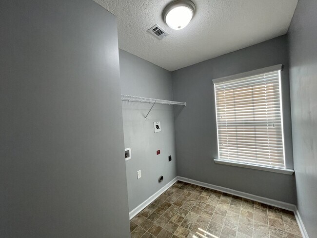 Building Photo - Home For Rent