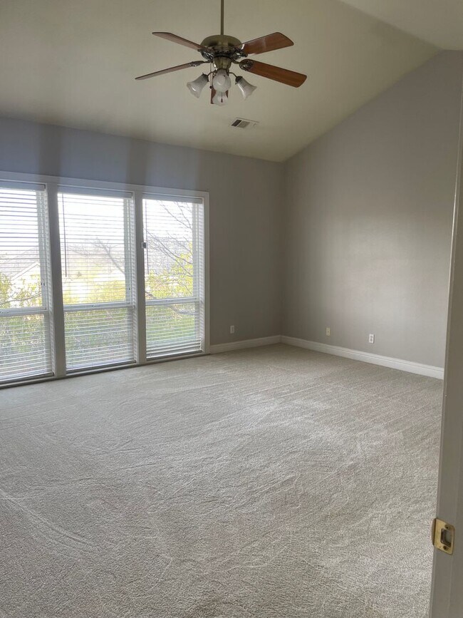 Building Photo - Luxury Living in The Knolls