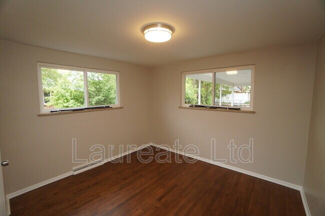 Building Photo - 2258 W Maplewood Ave