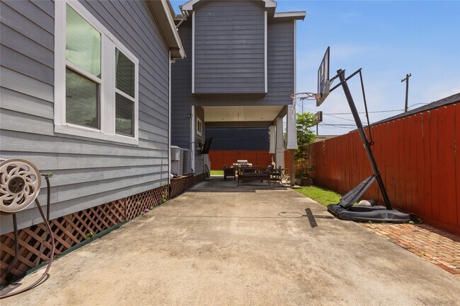 Building Photo - 704 Vincent St